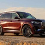 Estadísticas: 612 hp, 590 lb-ft, 0-60 en 4.0 segundos
La realidad: El SUV elegante para quienes buscan velocidad sin sacrificar confort.

El BMW Alpina XB7 es una interpretación de lujo y rendimiento del X7, con un motor V8 biturbo de 4.4 litros que entrega 612 caballos de fuerza. Es un SUV para los que buscan acelerar de 0 a 60 mph en 4.0 segundos sin renunciar a una conducción refinada. Su sistema de suspensión especial le otorga una mezcla perfecta de confort y agilidad. Este SUV no solo es rápido, sino que es exclusivo, con un diseño sofisticado que lo hace ideal para quienes buscan lujo y velocidad sin llamar demasiado la atención.