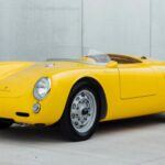 El Porsche 550 Spyder es un modelo legendario que consolidó a Porsche como una potencia en el automovilismo. Con solo 90 unidades fabricadas, el 550 Spyder es uno de los autos más raros de la marca. Su versión RS fue diseñada para competiciones, como la Mille Miglia, y se destacó por su motor de 4 cilindros y un peso muy ligero. Este modelo se convirtió en un icono de la marca, y su estatus elevado ha llevado a precios de venta que superan los 5 millones de dólares en subastas.
