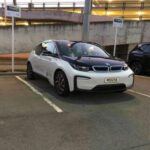 El BMW i3 intentó sorprender al mundo como un coche eléctrico innovador, con un diseño futurista y puertas en forma de alas de gaviota. Sin embargo, problemas con la batería y baja calidad de construcción hicieron que muchos conductores se arrepintieran de su compra. Aunque la idea era atractiva, la ejecución de este modelo dejó mucho que desear. La autonomía limitada y las fallas frecuentes en el sistema eléctrico convirtieron al i3 en un modelo que nunca llegó a cumplir las expectativas de los usuarios, a pesar de su precio elevado.
