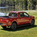 La Ford F-150 2023 es la camioneta de tamaño completo más confiable en su categoría. Con una distancia al suelo de 9,4 pulgadas, ofrece una excelente capacidad todoterreno sin sacrificar la comodidad. El modelo FX4 incluye placas protectoras y un modo de escalada en roca, lo que la convierte en una excelente opción para aquellos que necesitan un vehículo de trabajo con un rendimiento sólido. Además, la F-150 Raptor con suspensión de grado Baja ofrece un rendimiento espectacular en terrenos difíciles, compitiendo de manera eficaz con modelos como el Land Rover Defender.