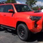 Si hay un color que claramente sobresale por su excesiva intensidad, es el Solar Octane. Este color naranja brillante fue muy popular en los primeros modelos de la 4Runner, pero su impacto fue tan grande que, para 2024, Toyota lo descontinuó. A pesar de su atractivo para algunos, este color es más adecuado para vehículos deportivos y no para una SUV todoterreno como la 4Runner. Demasiado llamativo y difícil de combinar, el Solar Octane puede hacer que tu 4Runner se vea como una bomba de color en lugar de una SUV elegante.