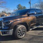 La Toyota Tundra es sinónimo de durabilidad. Esta camioneta de tamaño completo ha ganado una gran base de seguidores por su motor V8 indestructible y su construcción robusta. Aunque no es el vehículo más eficiente en términos de consumo de combustible, su resistencia en terrenos difíciles, su capacidad de carga y su fiabilidad la convierten en la elección predilecta para aquellos que necesitan una camioneta de trabajo capaz de resistir los años. Es común encontrar a propietarios que se aferran a su Tundra durante más de 15 años, sin considerar siquiera la opción de cambiarla.
