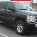 La Chevrolet Silverado 1500 es un camión de tamaño completo conocido por su potente motor y su capacidad para realizar trabajos pesados de manera eficiente. Los modelos entre 1999 y 2007 son particularmente conocidos por su resistencia y larga vida útil, siendo capaces de manejar cargas pesadas sin problemas. Con precios que comienzan en torno a $7,000, la Silverado es una de las opciones más asequibles para quienes necesitan un camión confiable y duradero para trabajos exigentes. Su motor y construcción robusta la convierten en una opción sólida en el mercado de camiones de segunda mano.