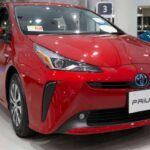 El Toyota Prius ha sido durante años sinónimo de eficiencia de combustible y fiabilidad. Este híbrido es famoso por su bajo mantenimiento y su sistema híbrido sorprendentemente duradero. Aunque su diseño no es el más emocionante, el Prius ha demostrado ser uno de los vehículos más confiables en el mercado, con muchos modelos alcanzando más de 200,000 millas sin mayores inconvenientes. Si buscas un coche económico que no te dé problemas durante muchos años, el Prius es una elección sobresaliente.