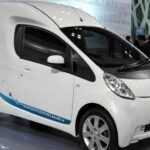 Antes de que los fabricantes de automóviles en todo el mundo comenzaran a desarrollar vehículos eléctricos (EVs), Mitsubishi ya había dado un paso hacia el futuro con el i-MiEV en 2009. Este pequeño vehículo eléctrico fue uno de los primeros autos en ser producido en masa y disponible globalmente. Equipado con una batería de 16 kWh y un motor eléctrico trasero, el i-MiEV podía recorrer aproximadamente 100 km con una sola carga. Con su diseño de tracción trasera y su formato de kei car, este modelo maximizó el espacio interior en un tamaño compacto, estableciendo un precedente para los autos eléctricos accesibles.