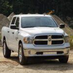 La Ram 1500 de cuarta generación, producida entre 2015 y 2018, y su versión Classic (2019-2023), es una camioneta conocida por su conducción suave y comodidad. Este modelo está disponible en múltiples configuraciones que van desde el uso ligero hasta trabajos más pesados. El rendimiento es sobresaliente, y su interior también destaca por la calidad de los materiales. Un punto de revisión importante es el colector de escape, ya que algunos modelos tempranos tuvieron problemas con fugas, pero en general, la Ram 1500 sigue siendo una opción sólida y confiable para los conductores.