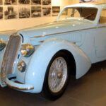 Fabricado a finales de los años 30, el Alfa Romeo 8C 2900B es un verdadero testamento a la ingeniería de su tiempo y una de las piezas más codiciadas por los coleccionistas de coches clásicos. Con un motor supercargado de 2.9 litros que entrega 180 caballos de fuerza, este coche alcanzaba una velocidad superior a 120 mph (193 km/h). Además, su suspensión con sistema independiente delantero y eje trasero rígido le brindaba una conducción cómoda y equilibrada para la época.

El interior, que combinaba piel de alta calidad y detalles en metal pulido, es una obra de arte. Solo se fabricaron unas pocas unidades del 8C 2900B, lo que lo convierte en un coche extremadamente raro y valioso en el mercado de autos clásicos.