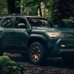 El 2025 Toyota 4Runner Trailhunter es la versión más avanzada del modelo 4Runner. Con nuevas características tecnológicas, el Trailhunter está diseñado para quienes buscan lo último en capacidades todoterreno. El motor i-Force ofrece hasta 278 caballos de fuerza y 317 lb-ft de torque, con modelos híbridos que alcanzan 326 caballos de fuerza y 456 lb-ft de torque, lo que proporciona una impresionante mejora frente a los modelos anteriores.

Este 4Runner Trailhunter se distingue por sus amortiguadores ARB Old Man Emu, un bastidor ARB en el techo y varias opciones de iluminación externa para explorar rutas difíciles en la oscuridad. Además, incluye un diferencial trasero con deslizamiento limitado y modos de tracción para garantizar el control absoluto en cualquier terreno.