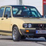 Aunque el Alfasud pueda parecer un modelo algo modesto comparado con los otros en esta lista, es el Alfa Romeo más vendido de todos los tiempos, con más de un millón de unidades producidas. Su motor boxer de 4 cilindros de 1.3L y 62 caballos de fuerza lo hacía ideal para aquellos que buscaban un coche pequeño y económico. Fue también el primer Alfa Romeo en incorporar tracción delantera, lo que lo hizo accesible y práctico para el mercado en general. Aunque la calidad de construcción de los primeros modelos fue deficiente, la mejora en los modelos posteriores y su distintivo estilo italiano lo han convertido en un clásico asequible y popular, especialmente en Europa, donde se pueden encontrar unidades por menos de €10,000.