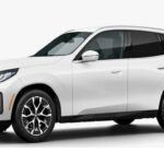 Con un precio de $49,950, el BMW X3 ofrece una combinación impresionante de rendimiento y lujo en un formato compacto. Este SUV incluye una pantalla grande de alta resolución que no solo sirve para navegación, sino también para acceder a aplicaciones de entretenimiento y ofrecer un panel de instrumentos elegante. Además, su diseño interior es moderno, con acabados premium y materiales de alta calidad. El X3 es conocido por su excelente manejo y rendimiento en carretera, lo que lo convierte en una opción popular entre los conductores que buscan un SUV deportivo sin sacrificar la comodidad.
