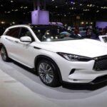 El Infiniti QX50 podría haber sido una opción atractiva como SUV de lujo, pero no cumple con las expectativas. Aunque su motor VC-Turbo promete rendimiento y eficiencia, en realidad no ofrece ninguna de las dos. Además, el sistema de infoentretenimiento se siente obsoleto, lo que da la sensación de estar conduciendo un coche de hace varios años. Considerando su alto precio, este modelo no logra competir con otras opciones más refinadas como los SUVs de Lexus o Genesis, que ofrecen un mejor valor por el dinero.