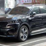 El Kia Sorento Hybrid 2023 es otra opción que, si bien ofrece un rendimiento eficiente en términos de consumo de combustible, no destaca en potencia. Este modelo prioriza la eficiencia sobre la potencia, lo que se traduce en una experiencia de conducción menos emocionante y una aceleración más lenta en comparación con otros SUVs de su categoría. Los entusiastas de la conducción probablemente se sentirán decepcionados, ya que el motor combinado de gasolina y eléctrico no proporciona la potencia esperada. Si el rendimiento es una de tus prioridades, quizás deberías considerar modelos híbridos enchufables (PHEV) que suelen ofrecer más potencia.