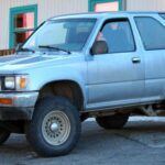 La Toyota 4Runner ha crecido significativamente desde su primer modelo. En 1984, la longitud era de apenas 174,6 pulgadas, y el modelo de tres puertas era la norma. Sin embargo, con el tiempo, Toyota optó por aumentar el tamaño y, con la segunda generación de 1990, pasó a un modelo de cinco puertas. La tercera generación, lanzada en 1996, marcó el fin de los modelos de tres puertas, con la opción de un tercer asiento disponible en la cuarta generación. Este aumento de tamaño hizo que la 4Runner ofreciera más espacio y comodidad para los pasajeros y su equipaje, un rasgo que perdura hasta la sexta generación, con una longitud que llegará a 194,9 pulgadas en 2025.