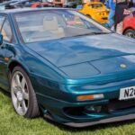 El Lotus Esprit V8 es una joya de diseño, con líneas deportivas y un motor twin-turbo V8 que ofrece un rendimiento impresionante. Sin embargo, su gestión de calor es un problema constante. En climas cálidos, el sistema de refrigeración del motor tiene dificultades, lo que puede generar fallos. Además, los componentes del interior, como sellos y interruptores, se desgastan rápidamente. Acceder al motor para reparaciones es un desafío adicional, ya que implica levantar varias secciones de la carrocería trasera. Si eres un amante del diseño y la velocidad, este coche te lo ofrece, pero prepárate para enfrentar dificultades para mantenerlo.

Ventajas: Diseño espectacular, velocidad impresionante, alto rendimiento.

Contras: Problemas de refrigeración, mantenimiento complejo, piezas costosas.