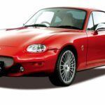 En 2003, Mazda decidió experimentar con una versión de techo fijo del MX-5 Miata, vendida únicamente en Japón. Bautizado como Roadster Coupé, fue construido de forma artesanal y producido en cifras ridículas: apenas 179 unidades entre todas sus variantes. Existieron ediciones Type S, Type E y Type A, cada una con matices estéticos y mecánicos únicos. Su elevado precio en comparación con el Miata convencional lo condenó a ventas discretas, pero hoy es una joya codiciada por coleccionistas.