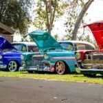 Las concentraciones y exposiciones de coches clásicos no se libran de las leyes extrañas. Algunas ciudades exigen licencias especiales si los vehículos se arrancan o se mueven durante el evento, mientras que otras aplican límites de ruido que impiden “dar gas” en público. Esto puede restar algo de espectáculo a los encuentros, obligando a organizadores y propietarios a adaptarse a un sinfín de requisitos.