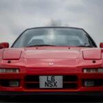 Considerado por muchos como la versión definitiva del deportivo japonés, el Honda NSX-R se mantuvo fuera de EE. UU. por cuestiones regulatorias. Su producción limitada y las especificaciones enfocadas al rendimiento no encajaban con los estándares de seguridad federales, cerrando la puerta a su importación directa.