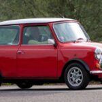 El Mini original, lanzado por British Motor Company en 1959, se convirtió rápidamente en un ícono de la cultura británica. Aunque fue un éxito en Europa, no fue adecuado para las carreteras estadounidenses, que eran más grandes y requerían coches más largos y espaciosos. Las ventas del Mini en EE. UU. se interrumpieron en 1967 debido a las limitaciones de tamaño y a las diferencias en las regulaciones de seguridad. A pesar de ello, el Mini continuó produciéndose hasta el 2000, y en la actualidad se permite su importación solo cuando cumple con los 25 años de antigüedad, haciéndolo una joya muy apreciada en el mercado de autos clásicos.
