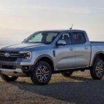 El Ford Maverick demuestra que un pick-up puede ser práctico y divertido sin sacrificar espacio ni movilidad en ciudad. Con un tamaño compacto y un interior robusto, este vehículo está pensado para quienes necesitan la funcionalidad de una caja de carga sin el “peso” de un pick-up gigante. Su diseño inteligente maximiza el almacenamiento y la visibilidad, y ofrece una conducción controlada en diferentes superficies. Una opción fresca y práctica para el día a día y los proyectos del fin de semana.