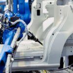 Los aranceles han costado ya más de 4.600 millones de euros al sector automovilístico en ambos continentes, generando incertidumbre en las cadenas de suministro y afectando la competitividad. Ford busca así proteger su cuota de mercado apostando por una producción local sostenible y eficiente que evite estos obstáculos.