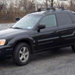 La Subaru Baja fue una reinvención de la fórmula de camioneta, ofreciendo comodidad de coche junto con la utilidad ligera de un pickup. Con tracción total estándar y un diseño unibody, no buscaba competir con las camionetas de mayor tamaño, sino satisfacer las necesidades de los conductores que requerían flexibilidad y capacidad sin necesidad de potencia excesiva. Su motor turbo y el acceso a través del paso trasero lo convertían en una opción excelente para quienes transportaban equipo deportivo o herramientas, todo con un toque único de estilo y practicidad.