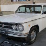 El Mazda Familia fue otro paso importante para la marca, especialmente con su versión cupé lanzada en 1964. Con motores de cuatro cilindros de hasta 985 cc, el Familia 1000 cupé se destacó por su fiabilidad y la capacidad de generar 67 CV. Este modelo fue diseñado por el renombrado Giorgetto Giugiaro en Carrozzeria Bertone, lo que le dio un toque europeo y un diseño elegante. Aunque el Familia no llegó a los Estados Unidos, fue muy popular en Japón y Oceanía, y sirvió como base para el desarrollo de modelos más avanzados en el futuro.