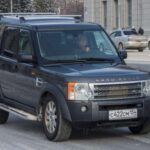 La Land Rover Discovery es conocida por ser un icono en el mundo de los vehículos todoterreno, pero los modelos de 2005 a 2009 presentan numerosos problemas mecánicos, especialmente con la suspensión neumática, que es costosa de reparar y propensa a fallar con el tiempo. Además, los motores diésel de estos modelos también suelen presentar fallos, lo que resulta en costosos arreglos. Si no estás dispuesto a gastar grandes cantidades de dinero en reparaciones, es mejor que busques otro modelo de segunda mano.