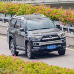 El primer Toyota 4Runner, lanzado en 1984, es una leyenda del off-road. Con un diseño cuadrado y una construcción sólida, este SUV clásico ha sido aclamado por su fiabilidad y resistencia. Equipado con un motor robusto y una tracción a las cuatro ruedas efectiva, el 4Runner se convirtió en el compañero perfecto para aventuras fuera del asfalto. Con un interior amplio y una capacidad de carga impresionante, el 4Runner ha sido un referente de durabilidad. A día de hoy, sigue siendo una de las mejores opciones en el mundo del off-road, con su legado de fiabilidad intacto.