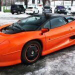 En 1989, Ford compró Jaguar por $2.38 mil millones con el objetivo de expandir su presencia en el segmento de los coches de lujo. Durante su gestión, Jaguar produjo algunos de los modelos más emblemáticos de la marca, como el XJ X350 y el superdeportivo XJ220. Aunque Ford ayudó a Jaguar a superar tiempos difíciles, la crisis económica de 2008 obligó a la compañía a venderla a Tata Motors. A pesar de los altibajos financieros, la contribución de Ford fue crucial para la estabilidad y crecimiento de Jaguar en esos años.