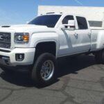 La GMC Sierra 3500HD es una de las camionetas más poderosas en el segmento de vehículos de trabajo pesado. Su capacidad de remolque y carga es excepcional, y su motor Duramax diesel se ha ganado una excelente reputación por su rendimiento y fiabilidad. Los propietarios de la Sierra 3500HD subrayan la durabilidad de su chasis y el confort de su cabina, lo que la convierte en una excelente opción para los que requieren un vehículo que pueda afrontar los trabajos más exigentes sin comprometer la tecnología y el confort. La resistencia de este modelo es inigualable, lo que la convierte en una camioneta de confianza para los trabajos más duros.