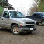 El Chevrolet Silverado 1500 de 2014, aunque bien equipado y con buena capacidad de remolque, ha recibido críticas debido a su bajo rendimiento en términos de eficiencia de combustible. A pesar de ser comercializado como una opción de bajo consumo, los propietarios han informado que el consumo real de combustible está lejos de lo prometido. Esto puede resultar en mayores gastos a largo plazo, especialmente para aquellos que usan su camión a diario. Si tu prioridad es la eficiencia, considerar otros modelos más eficientes en combustible podría ser una decisión más inteligente.