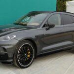 El Aston Martin DBX707 es una combinación perfecta de lujo y rendimiento. Con su motor V8 biturbo de 4.0 litros que genera 707 caballos de fuerza, este SUV acelera de 0 a 100 km/h en 3.1 segundos, una cifra asombrosa para un vehículo de este tamaño. Su suspensión adaptativa y modos de conducción dinámicos le permiten manejar como un deportivo, mientras que el interior sigue la tradición de la marca: lujoso y refinado. Con el DBX707, Aston Martin no solo ha creado un SUV rápido, sino también una máquina de lujo que se distingue en cada detalle.
