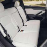 Tesla ha elevado la calidad de los materiales en el interior, usando acabados en superficies de madera y detalles en materiales reciclados que ofrecen una sensación de lujo sostenible. La combinación de materiales suaves al tacto, como el cuero sintético y las telas recicladas, hace que el Model Y no solo sea elegante, sino también ecológico.