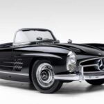 El Mercedes-Benz 300SL fue uno de los autos más innovadores de la década de 1950, con su icónica puerta de ala de gaviota. Sin embargo, el modelo roadster que se presentó en 1957 le dio una nueva vida al ofrecer una experiencia de conducción aún más cómoda y accesible. Este roadster fue el primer coche de producción en utilizar inyección electrónica de combustible, lo que lo hizo muy fiable. En 2023, un 300SL Roadster se vendió por $1.82 millones en una subasta de RM Sotheby’s.
