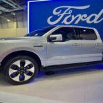El nuevo modelo de Ford estará impulsado por baterías de fosfato de hierro y litio (LFP) libres de cobalto, que la marca fabrica en Michigan. Esta tecnología no solo reduce los costos de producción, sino que también ofrece más espacio interior, mejorando la comodidad para los pasajeros y la capacidad de carga. Este tipo de batería se encuentra integrada en el suelo del vehículo, lo que contribuye a una mejor distribución del peso y un manejo más suave.