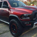 La Ram 1500 Rebel es conocida por su diseño agresivo y su capacidad para enfrentar terrenos difíciles. Sin embargo, su sistema de suspensión neumática ha sido fuente de constantes quejas entre los propietarios. A pesar de las capacidades impresionantes que ofrece, los problemas con la suspensión pueden generar reparaciones costosas a lo largo del tiempo. Para mantener este camión funcionando de manera óptima, es esencial realizar chequeos periódicos y estar preparado para solucionar los posibles problemas mecánicos.
