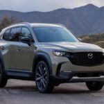 Precio de venta sugerido: $30,300
El Mazda CX-50 2025 es un SUV que destaca por su combinación de lujo, versatilidad y capacidades todoterreno. Ideal para aquellos jubilados que disfrutan de escapadas al aire libre, este SUV ofrece un amplio espacio interior, modos de conducción adaptables y una excelente calidad de construcción. Aunque su eficiencia de combustible no es la mejor en su clase, el CX-50 compensa con un diseño robusto, cómodos asientos y una conducción segura. Además, su capacidad para adaptarse a diferentes terrenos lo convierte en un excelente aliado para viajes de fin de semana o incluso aventuras off-road.