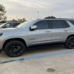 El Chevrolet Tahoe es uno de los modelos más imponentes del mercado, con un diseño robusto que le otorga una apariencia de durabilidad extrema. Sin embargo, los propietarios han informado sobre graves fallas en su motor a bajas millas, muchas de ellas relacionadas con el mal uso del aceite y la fiabilidad del sistema de transmisión. Aunque es un SUV con mucha capacidad, su fiabilidad en términos de mantenimiento y durabilidad está lejos de ser ideal, y los problemas mecánicos son más comunes de lo que uno podría esperar en un vehículo de este tamaño.