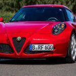 Precio inicial: $67,495
Caballos de fuerza: 237 hp
0-60 mph: 4.1 segundos

El Alfa Romeo 4C es un coche que fue diseñado más para los ingenieros que para los clientes. A pesar de ser un coche increíblemente ligero y maniobrable, el 4C peca de falta de comodidad, con una suspensión dura y una cabina que hace que la Lotus Elise parezca lujosa. Esta falta de confort, combinada con la escasa red de concesionarios y servicio en Estados Unidos, hizo que las ventas fueran mínimas. Alfa Romeo finalmente discontinuó el modelo en 2020.