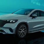 Precio Actual: $80,000 (aproximadamente)
Descuento estimado: $8,000

El Mercedes-Benz EQE SUV ha sufrido una caída de precio notable debido a la sobreproducción y la baja demanda de SUV eléctricos de lujo. A medida que los nuevos modelos más avanzados y con mayor autonomía aparecen en el mercado, los modelos antiguos del EQE se ven cada vez más obsoletos. Fix, un experto de la industria, señala que, para finales de 2025, los concesionarios podrían estar ofreciendo fuertes incentivos y descuentos adicionales, haciendo de este SUV una opción más asequible para los compradores interesados en un vehículo eléctrico de alta gama.