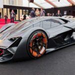 El Lamborghini Terzo Millennio, de 2017, representa una visión radical del futuro de los vehículos eléctricos de alto rendimiento. Desarrollado en colaboración con el Instituto Tecnológico de Massachusetts (MIT), el Terzo Millennio no solo cuenta con un diseño futurista, sino que también integra tecnologías como los sistemas de almacenamiento de energía innovadores y materiales avanzados con capacidades de auto-reparación. Este coche conceptual no solo es un adelanto de lo que Lamborghini podría ofrecer en términos de rendimiento eléctrico, sino también una muestra de cómo la sostenibilidad y el lujo pueden coexistir en el futuro de los vehículos de alto rendimiento.
