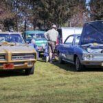 El Corvair de 1960 rompía con los esquemas tradicionales: un motor trasero, tracción trasera y un enfoque económico. El modelo 700 Series ofrecía 80 CV y un comportamiento sorprendente para su tamaño. A lo largo de los años se introdujeron versiones más potentes como el Spyder turboalimentado de 150 CV y el Corsa, que llegaba hasta los 180 CV, superando con creces a sus rivales europeos.