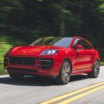 El Porsche Cayenne Coupé (USD $94,000) es un ícono dentro de los SUV deportivos y continúa evolucionando en 2025. Este modelo cuenta con una amplia gama de motores, desde un V6 turbo de 3.0 litros hasta una versión con un V8 biturbo de 4.0 litros que entrega 650 caballos de fuerza en su versión Turbo GT. Este motor le permite acelerar de 0 a 60 mph en apenas 3.0 segundos, ofreciendo una performance similar a la de un superdeportivo.

Además de su potencia, el Cayenne Coupé es una de las opciones más refinadas en su clase, con tracción total de serie, suspensión activa y una dirección sublime. Su estética elegante, combinada con un rendimiento sin igual, lo convierte en una opción muy atractiva para los entusiastas de los vehículos deportivos de lujo.