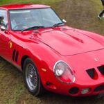 El Datsun 240Z es considerado como la respuesta de Japón a los deportivos europeos, ofreciendo un diseño estilizado y un rendimiento impresionante a un precio mucho más accesible. Lanzado en 1969, rápidamente se convirtió en uno de los coches más admirados por los entusiastas del motor. Su diseño icónico y su motor potente lo convirtieron en un modelo destacado de su época. Hoy en día, el 240Z se valora no solo por su atractivo visual y su capacidad de conducción, sino también por su creciente importancia en el mercado de autos coleccionables, especialmente conforme los coches japoneses vintage siguen ganando popularidad.