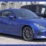 El Subaru BRZ es uno de los pocos deportivos asequibles que sigue siendo un favorito entre los puristas. Con un motor bóxer naturalmente aspirado y una opción de transmisión manual, el BRZ ofrece una experiencia de conducción que destaca por su simplicidad y conexión directa con el conductor. La disposición de su motor, su bajo centro de gravedad y su tracción trasera lo convierten en un coche sumamente equilibrado y divertido de manejar. Ideal para los que disfrutan del arte de la conducción sin necesidad de potencias desmesuradas, el BRZ es puro placer en cada curva.