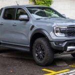 La Ford Ranger es otro modelo que, a pesar de su impresionante rendimiento y diseño robusto, ha enfrentado dificultades en las pruebas de seguridad en ciertos mercados internacionales. Uno de los principales puntos débiles de la Ranger es la ausencia de características de seguridad estándar, como el asistente de mantenimiento de carril y sistemas de detección de peatones. Esto ha afectado negativamente su rendimiento en las evaluaciones de seguridad. Ford tendrá que trabajar en la integración de estos sistemas para cumplir con las expectativas de seguridad y seguir siendo una opción popular en mercados globales.