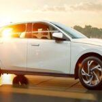 Uno de los aspectos más destacados es la clara influencia del Hyundai Grandeur, el buque insignia de la marca en el mercado coreano. Detalles como el cristal tipo ópera en el pilar C o el mayor grosor de los paneles laterales aportan un aire premium. Hyundai parece querer posicionar al Elantra como un 