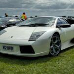 El Lamborghini Murciélago, lanzado en 2001, fue el primer modelo de la marca bajo la propiedad de Audi, lo que significó una mejora considerable en términos de ingeniería y control de calidad. Con un motor V12 y un diseño que fusionaba la tradición italiana con la precisión alemana, el Murciélago se convirtió en un icono instantáneo. Este modelo no solo continuó la leyenda de Lamborghini, sino que también estableció nuevos estándares de lujo y rendimiento, mostrando al mundo que la marca estaba lista para abrazar la innovación y el futuro sin perder su alma.