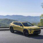 El Chevrolet Trax es el SUV más económico del mercado, con un precio base de 21.895 dólares. Su enfoque práctico recuerda a los hatchbacks económicos de antaño, pero con más espacio y equipamiento estándar. Aunque no ofrece tracción total en todas sus versiones, su honestidad, facilidad de manejo y versatilidad lo convierten en una opción inteligente para quienes buscan funcionalidad sin romper el presupuesto.