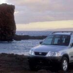 El Honda CR-V de finales de los 90 y principios de los 2000 es un favorito de culto por varias razones. Este SUV compacto, aunque con un diseño cuadrado y simple, es sorprendentemente duradero. El modelo de este periodo se distingue por su robustez y por ofrecer una fiabilidad que muchos vehículos modernos no alcanzan. Con una gran tracción en todos los terrenos, desde caminos de tierra hasta carreteras de asfalto, el CR-V se convirtió en una opción increíblemente resistente para los conductores que buscan algo que pueda soportar el paso del tiempo sin problemas.